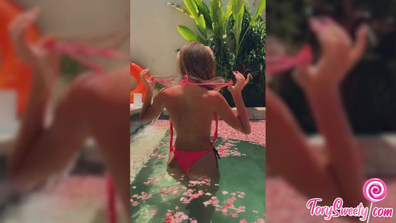 Tory Sweety: Ateşli hatun tatil köyünde açık havada amına mastürbasyon yapıyor