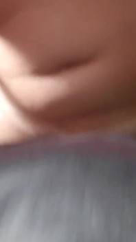 Assis sur le visage de ma copine et éjacule sur une illusion lesbienne