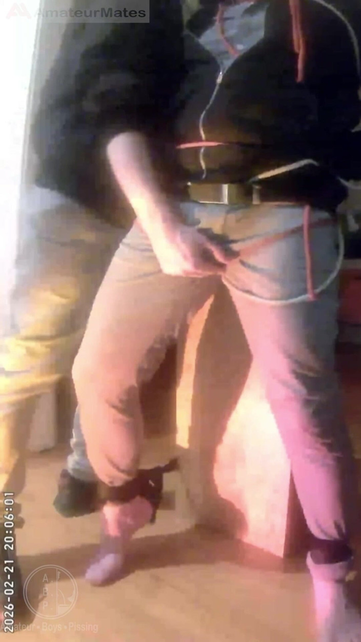 AmateurBoysPissing: Orina Desesperada: Boy Atado Intenta Resistir Mientras Se Juega Con...