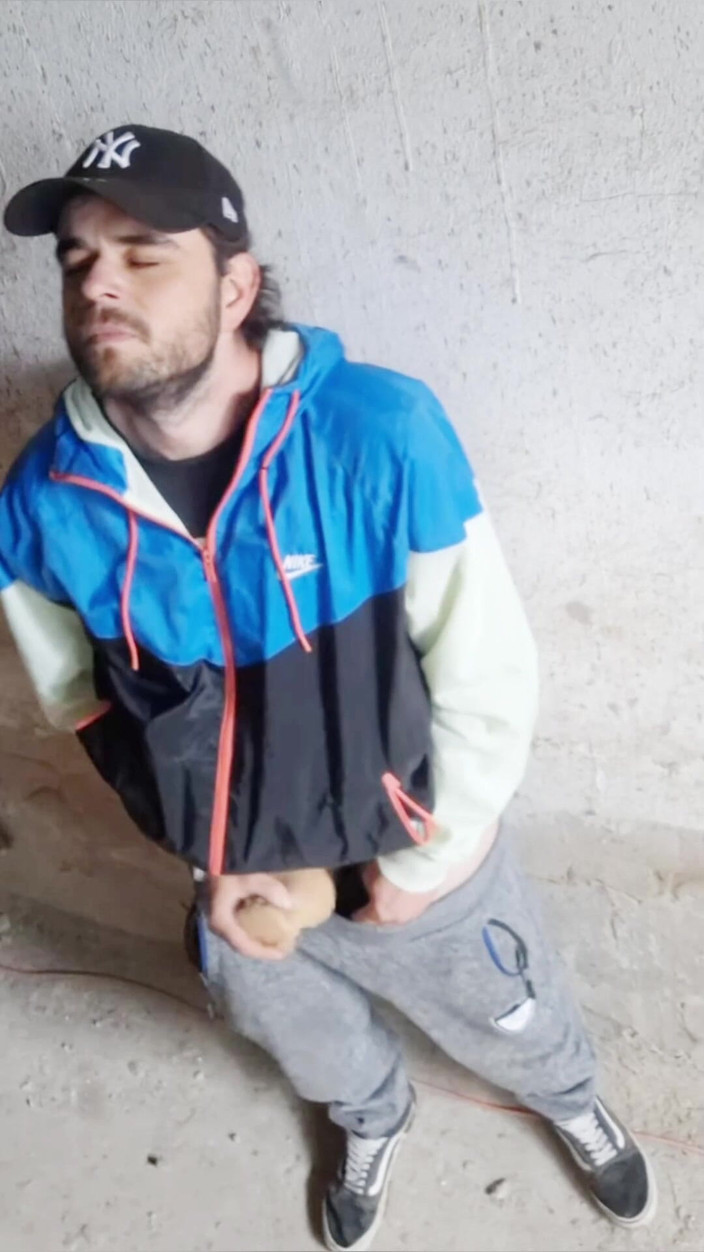 jerkofflover: Dans un bâtiment abandonné où je vais me masturber