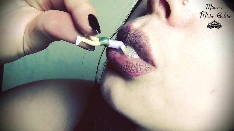 Goddess Misha Goldy: Мої губи - це двері в пекло для крихітних людей!