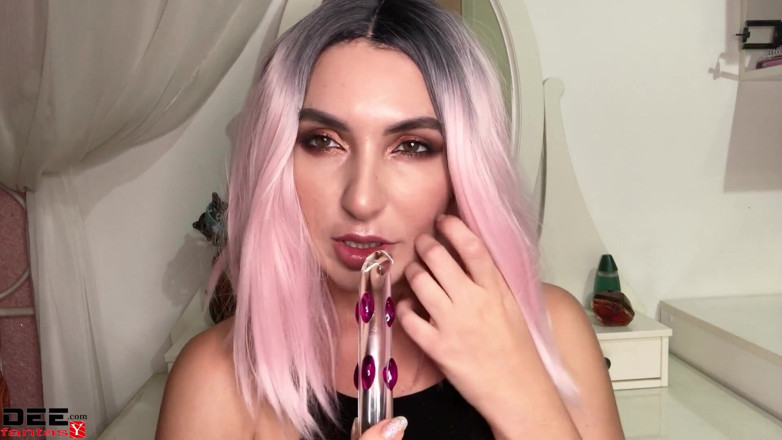 Dee Fantasy: Awek seksi bermain dengan pepek dan mengongkek dirinya dengan dildo...