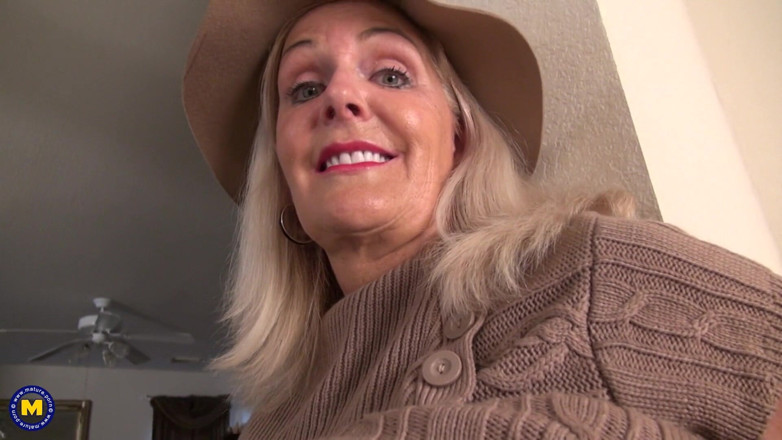 Mature Solo NL: Big titted mature lady loves playing with sex toys
