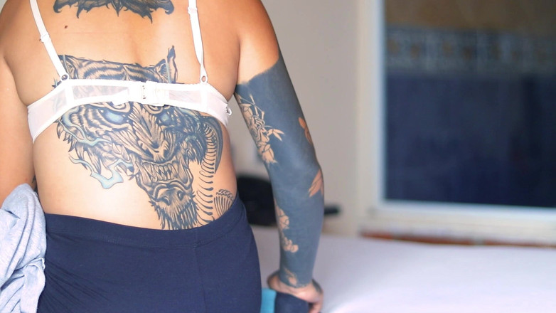 Ellie pink: Drobna tattoed seksowna przyrodnia siostra jedzie mojego penisa, gdy rodzice...