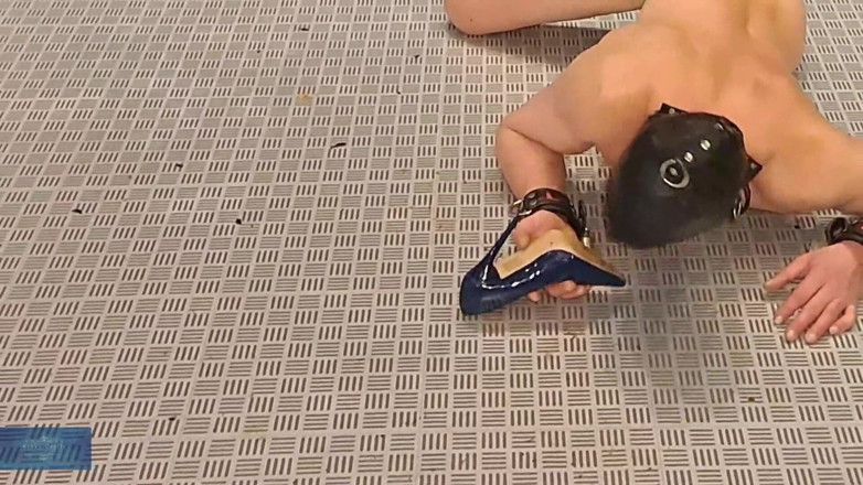 Kinky Castle: Panna Anja Black Twarde Upokorzenie Niewolników Karmienie Z Toalety