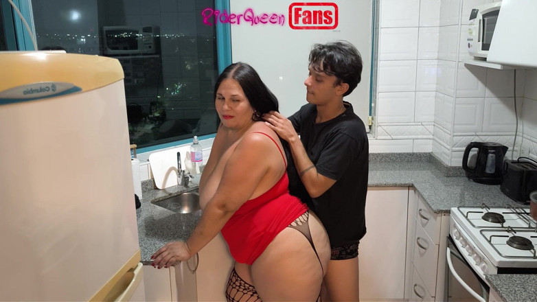 Riderqueen: 부엌에서 섹시한 새엄마 - 팬을 위한 비디오