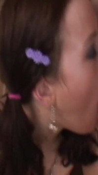 Gagica brunetă seducătoare este linsă și futută tare
