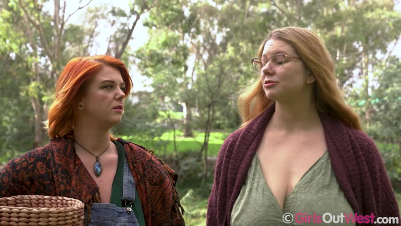 Girls Out West: Lesbian dengan tetek besar memilih cendawan dan kongkek