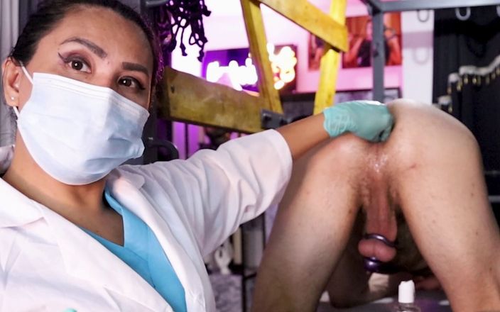 Domina Fire: Entraînement au fisting médical par une dominatrice asiatique