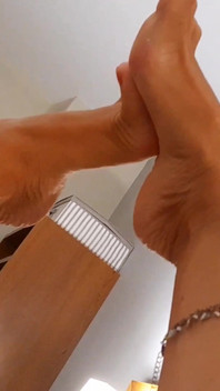 La sexy moglie amatoriale matura bionda selena gode di giochi sessuali