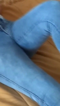 Saya akhirnya berjaya menikmati adik ipar saya yang cantik dan saya membuatkannya pancutan mani pada pantat besarnya dengan seluar jeans saya