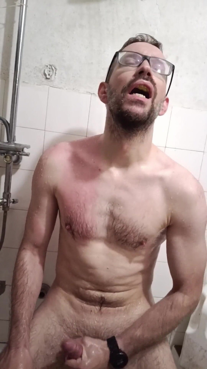 kickerscooter: Amatérská masturbace v koupelně