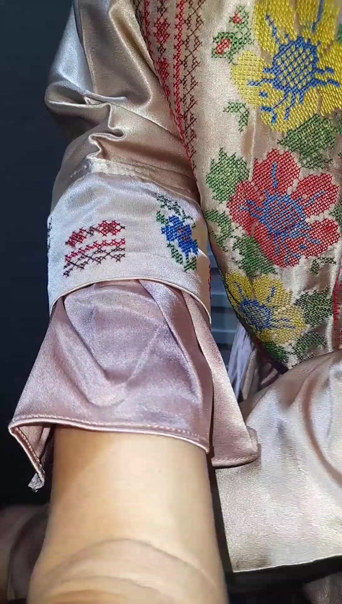 Naomisinka: Кроссдрессер в атласному наборі мастурбує