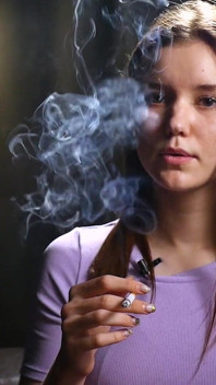 Awek berusia 18 tahun merokok dua batang rokok kuat
