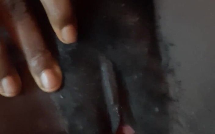Blessbabygirl: Cowok ini fingering memeknya sampai dia besang