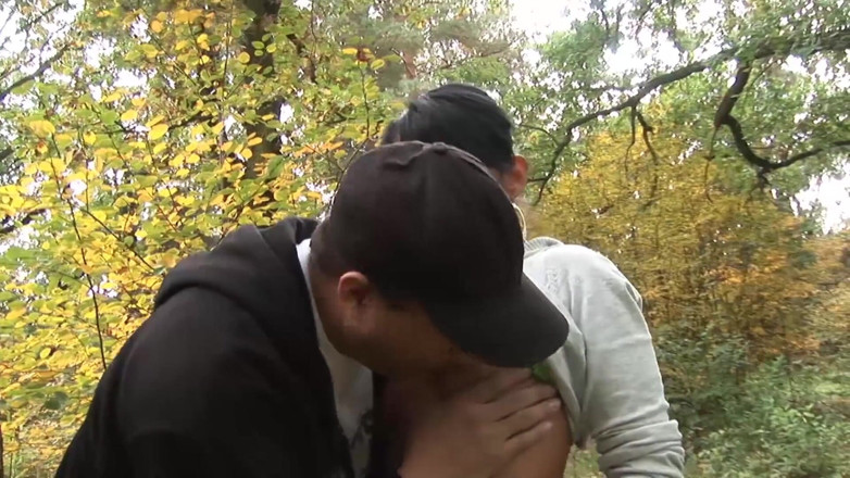Public Entertainment: Une jolie brune baise son homme dans la nature