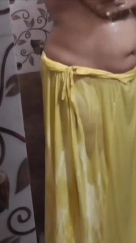 Duş alırken üvey annemin amına boşal.