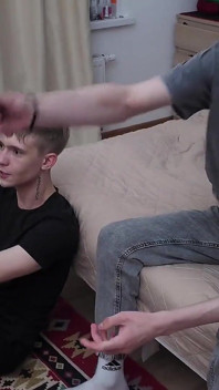 Twink si scommette sulla bocca e perde