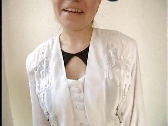 Lucky Cooch: सुनहरे बालों वाली महिला साक्षात्कार दे रही है