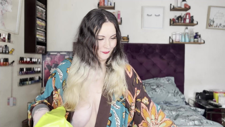 MissFFW: Fräulein Ffw probiert catsuit, die einer freundin von zuschauern gehört