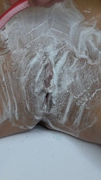 Cewek nakal dengan berbulu lagi asik cukur bulu dan pisau cukur! Close up!