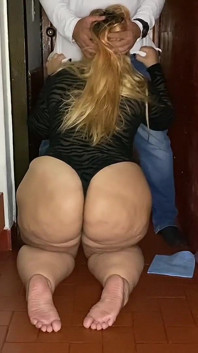 Macocha Big Ass otrzymuje niesamowite jebanie. Prawdziwe domowe kolumbijskie porno