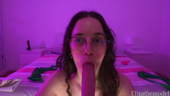 ElizaTheModel: Pipe en gros plan avec sons humides