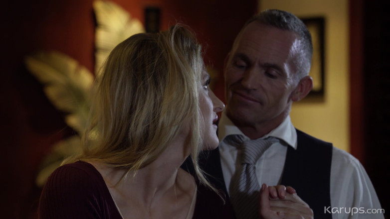 Karups Older Women: Vollbusige MILf anna kelly blind date mit dem barkeeper