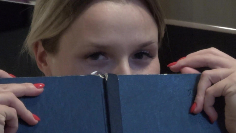 All Those Girlfriends: Sevimli ince Eva Kerstin kitap okuyor