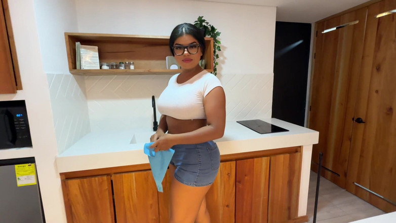 Rosxy Gutierrez: Empleada de servicio es follada sin condon
