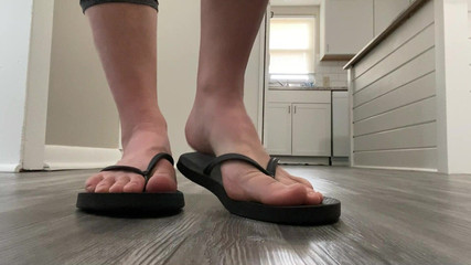 footivities: Chinelo Modelando E Balançando Os Dedos Naturais