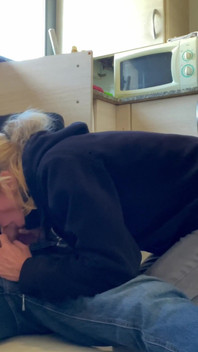 Il pompino di una moglie calda all'idraulico nella mia cucina