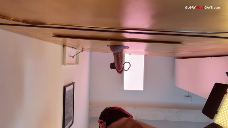 GLORYHOLEGAYS: 射精挑战 - 他会打破寻欢洞的记录吗？