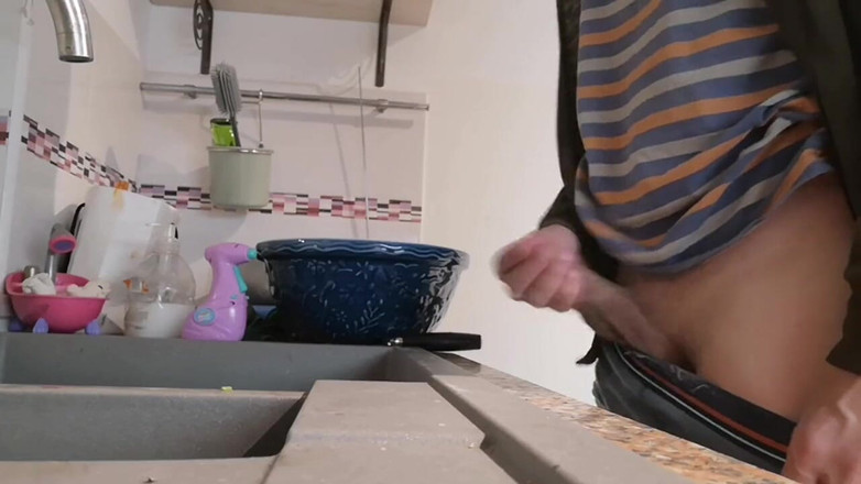 Rafael Torreano: Sacudidas, corriéndose y meando en el fregadero de la cocina