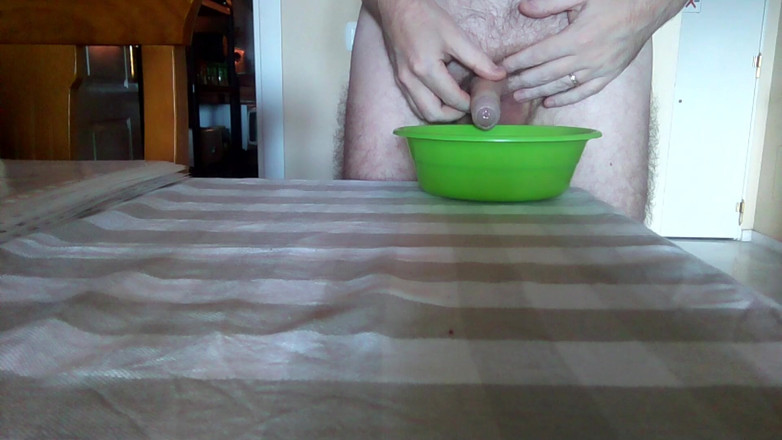 Sex hub male: John sika do zielonej miski na stole