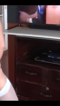 La matrigna latina di 58 anni si masturba guardando il porno prima di scopare il figliastro