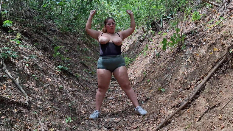 SugarPose: BBW Latina ćwiczy na zewnątrz z jej cycki out