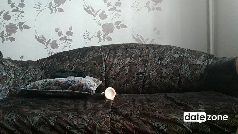 Datezone: Хорошенькая крошка в очках получает оргазм, трение клитора и хранение фейкового члена в ее киске