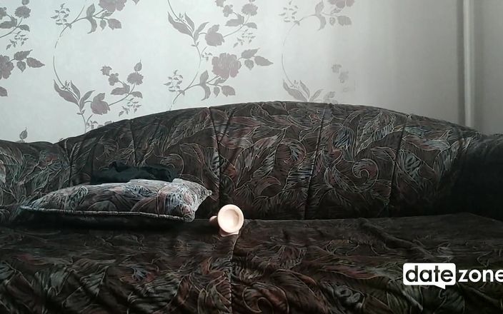 Datezone: Mooie babe met bril krijgt een orgasme door de clit...