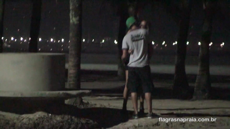 Amateurs videos: Sekumpulan kawan membuat pelacur melalui jalan-jalan di pantai