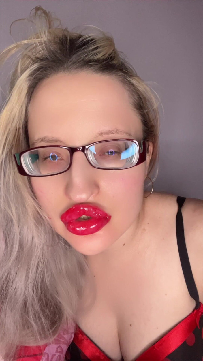 FinDom Goaldigger: Berättelse varför jag inte bär min nya tjocka stora eyeglasses.MP4