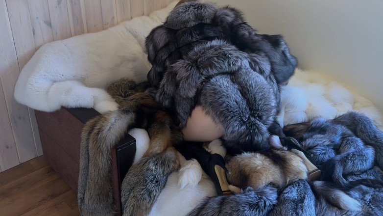 Ruda Cat: Leker och retar med mycket päls! Onani i en päls