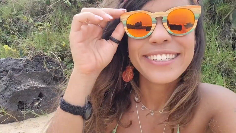 Srta XXX: Frumoasă braziliană făcându-se pe plajă cu oameni care trec pe...