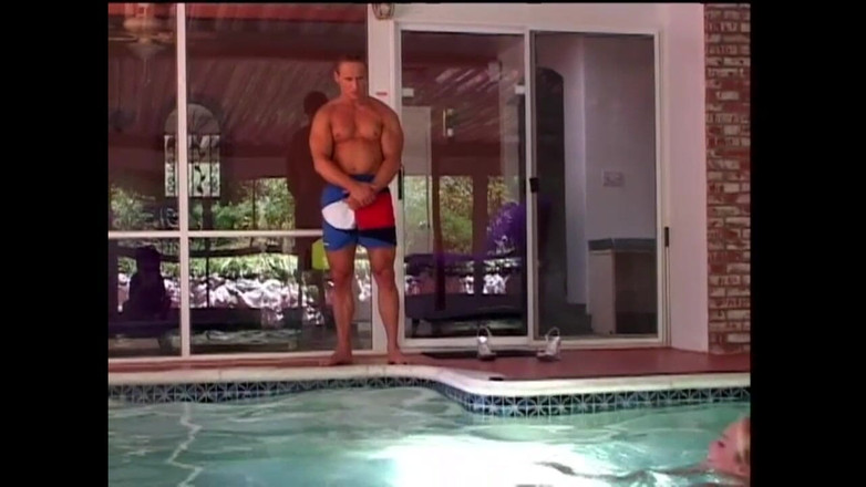 Out Sexxx: Culturista in Piscina