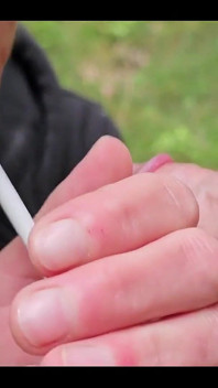 Palenie dwóch papierosów i daj mu blow job z cumshoot na mojej twarzy, kiedy paliłem