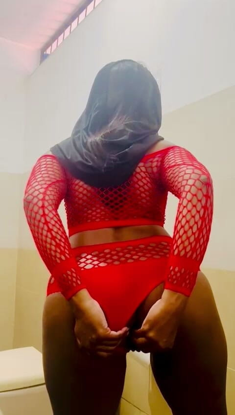 Sweetysingle: Srilankan sexy macecha v červené uniformě v kancelářské toaletě