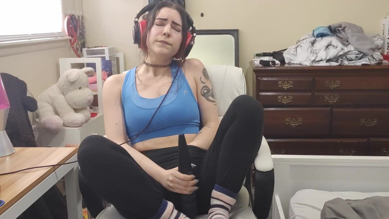 lilredvelvettt: Éjaculation musicale avec des écouteurs