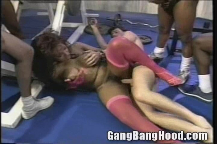 Gang Bang Hood: Великий чорний сосок Йоланда, чорний член, трах у тренувальній кімнаті