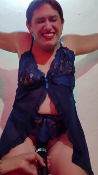 男が手足の縄で縛り、全身をくすぐる、膣も含めて