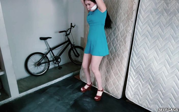 Selfgags Latina Bondage: Chica fiestada colgada en el ático